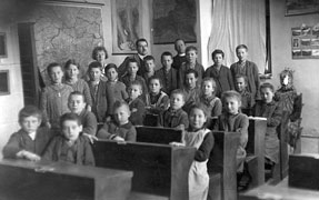 Oberlehrer Jurek mit seinen Schülern 1925