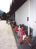 Kinder an der Mosaikwand